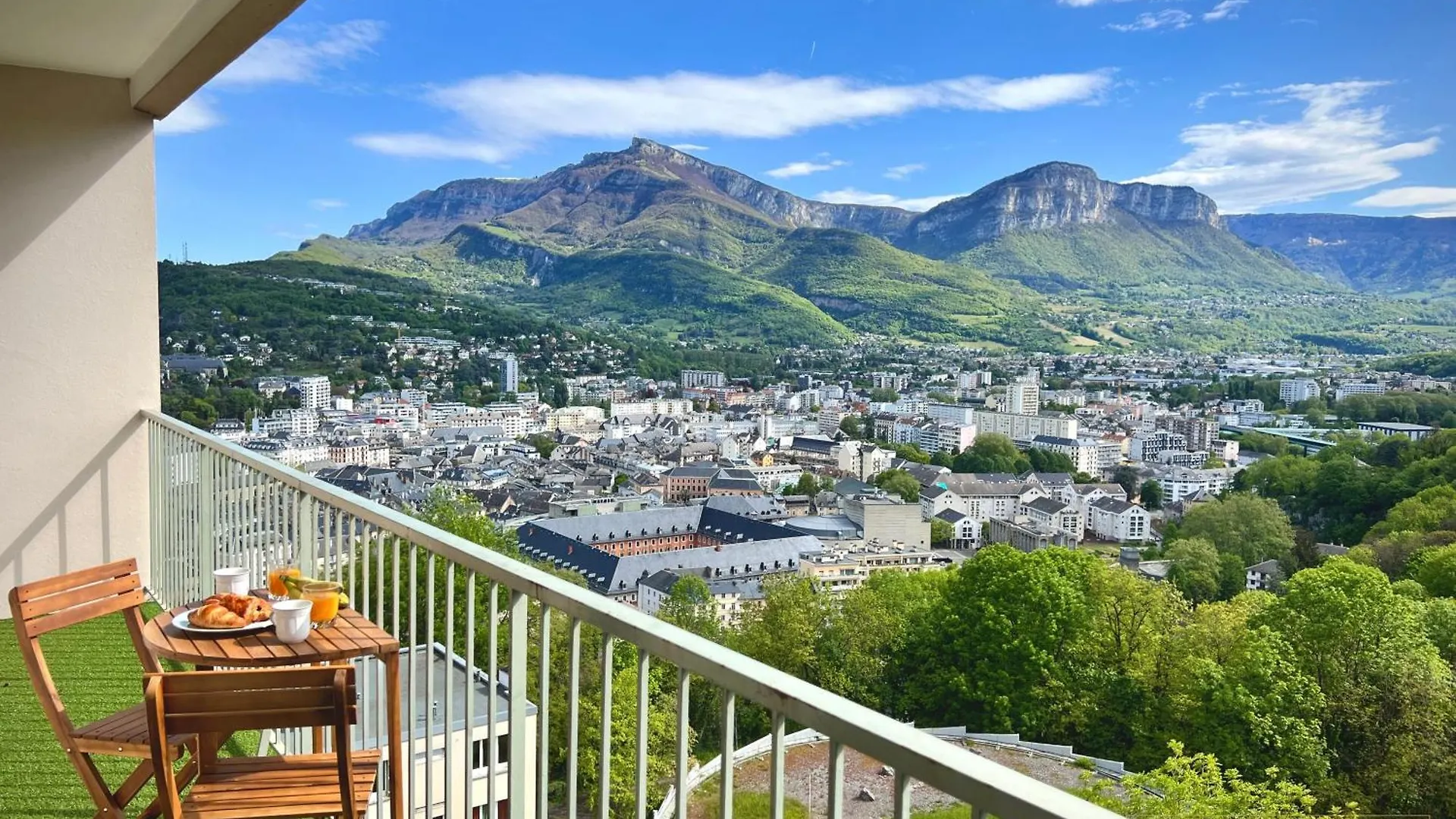 Le Golden View - Vue Imprenable & Parking Gratuit Apartment Chambery France